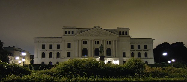 Altonaer Rathaus bei Nacht